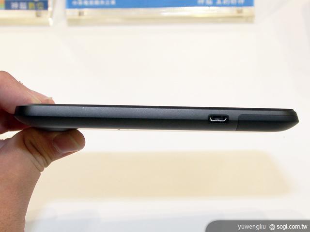 6.機左側僅設有 microUSB 傳輸孔.JPG