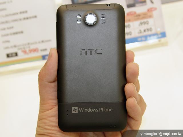 9.背蓋採用磨砂金屬質感烤漆，中央蝕刻 HTC Logo，底部大型的「Windows Phone」字樣.J.jpg