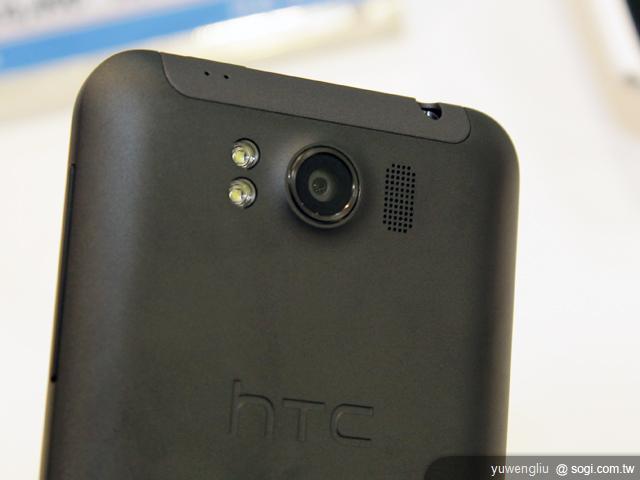 10.內建 800 萬畫素自動對焦相機，配有雙 LED 補光燈與點狀外放喇叭出口.JPG.jpg