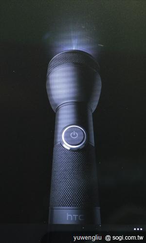 32.機身背面的 LED 補光燈也能搭配手電筒功能，進行具備 3 段式亮度調整的輔助照明.JP.jpg