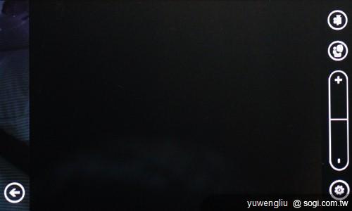 66. 拍照介面右方可設定數位變焦、攝錄切換或開啟設定選項，左側向右拖曳可瀏覽相簿.J.jpg