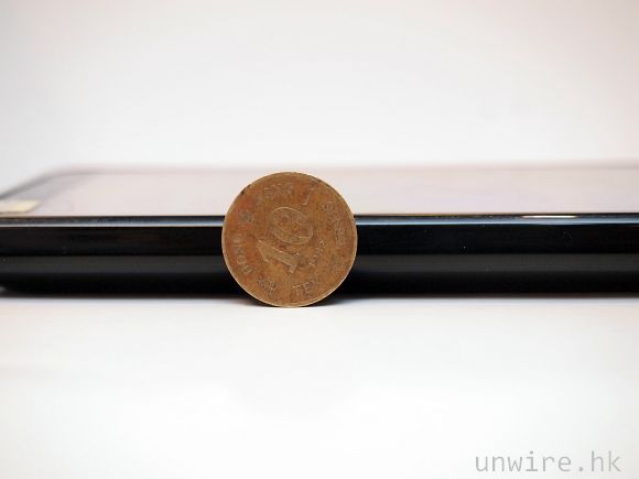 28.機身厚度為 11.27mm，約為一毫硬幣半徑多一點點左右，不算薄.jpg