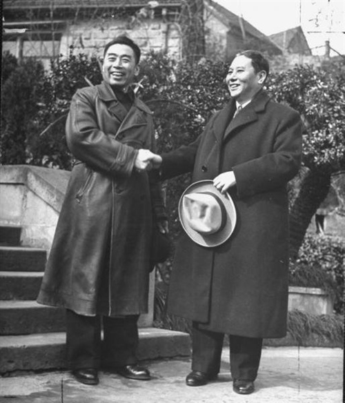 与周恩来握手的是张群