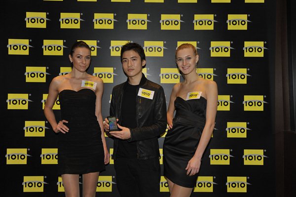 Karson-Choi-with-models.jpg