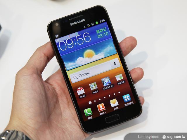 1.   4.5 吋 Super AMOLED Plus 電容式觸控螢幕，解析度則為 800 x 480pixels.JPG