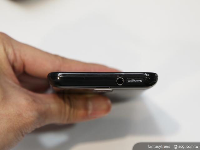 4.3.5mm 音源孔設置於機身頂部，就算放在口袋也能外接耳機使用.JPG