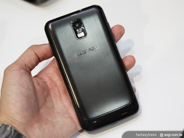 8.背蓋設計並沒有 SAMSUNG GALAXY S II i9100 般別具特色，但材質還是一樣為韌性十足.jpg
