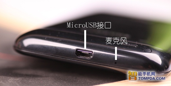 8d.7.機身底部為提供充電及傳送檔案使用的 microUSB 傳輸埠以及麥克風.jpg.jpg