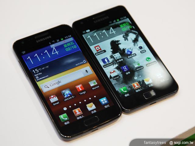 9.S II LTE（圖左）機身尺寸比 SAMSUNG GALAXY S II i9100 大了少許.JPG