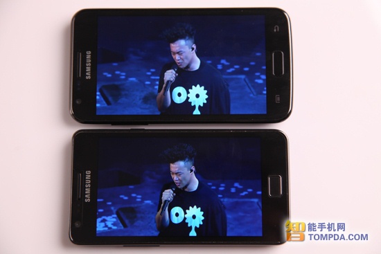 16.S2 LTE（上）在播放畫面較暗的視頻時，屏幕效果更加出色，暗部細節非常清晰。屏幕.jpg