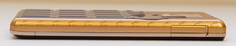 5.micro-USB 插口在機身旁.jpg