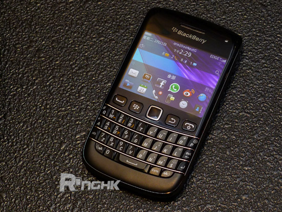 blackberrybold9790_01.jpg