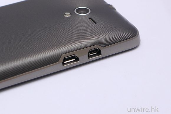 3.機身左側分別是 micro HDMI 視頻輸出端子及 micro USB 端子.jpg