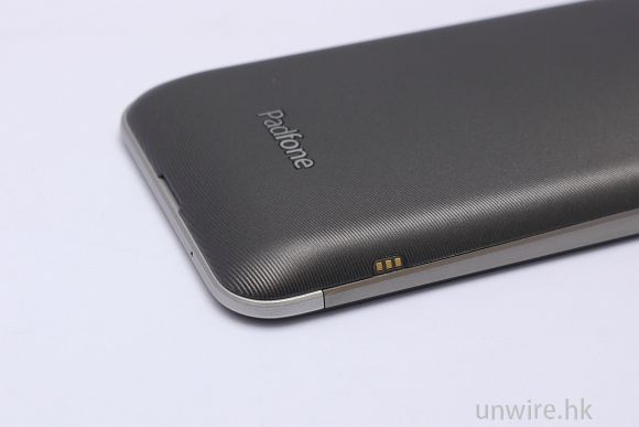 4.左側較下位置有三點金屬接駁位，是接駁 Padfone Station 的位置，用以充電及讓 Stat.jpg