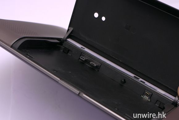 10.插入手機的位置，上方兩個插頭就是接駁 Padfone 的 micro HDMI 及 micro USB ，下.jpg