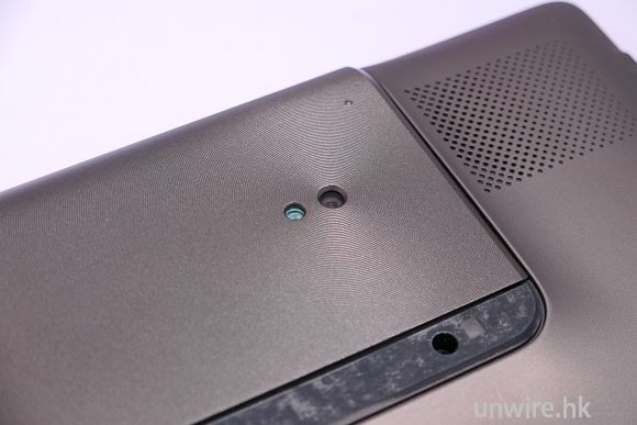 13.保護蓋上留有兩個小洞，讓 Padfone 的 鏡頭及 LED 補光燈可以以平板模式拍攝照片及.jpg