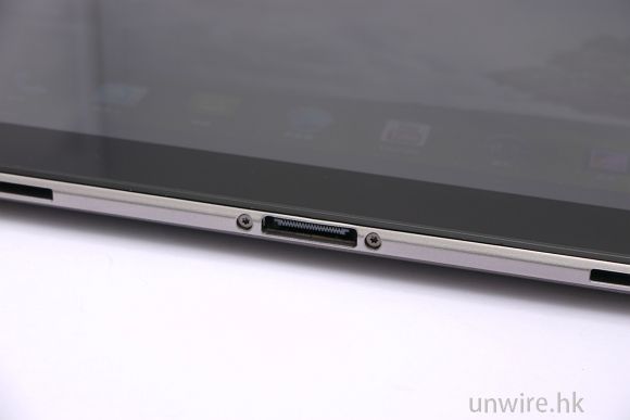 16.為 Padfone Station 充電的專用插頭.jpg