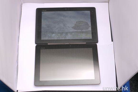17.Transformer Prime(下)與安裝了 Padfone 的 Padfone Station ( 上)比照一下.jpg