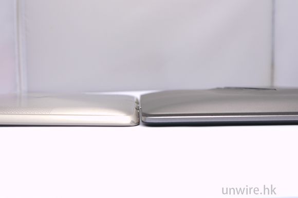 18.從側面比對，就可以看到 Padfone Station (右)更為厚一些.jpg