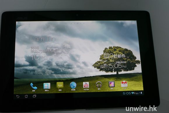 24.將 Padfone 接駁 Padfone Station 後，就可以盡用它那 10.1 吋屏幕欣賞屏幕顯示.jp.jpg