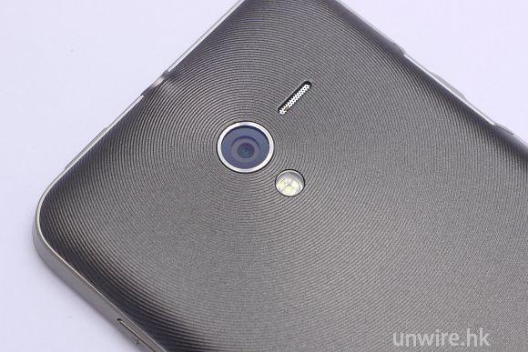 70.鏡頭最高像素為 800 萬，光圈達 f2.2,旁為led閃光燈.jpg