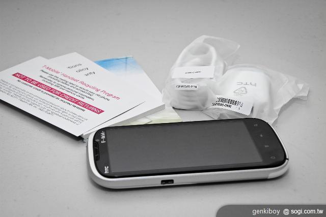 1b.盒裝除了手機本體與操作說明書，其餘的配件只有 Ex microUSB 傳輸線跟充電器.jpg.jpg