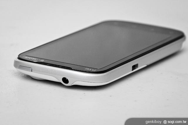 3.機身上方除了電源鍵之外，還配有 3.5mm 耳機孔.jpg