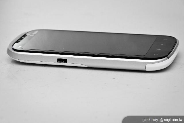 4.Ex microUSB 傳輸孔位於機身左側偏上方的位置.jpg