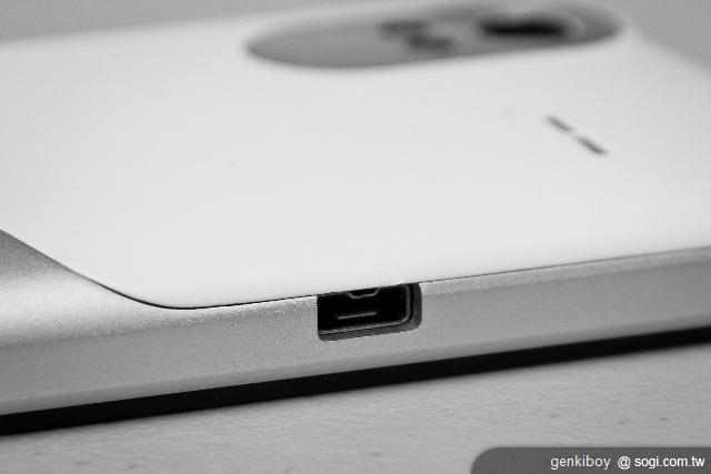 5.少見的 Ex microUSB 的傳輸插孔，接孔呈現「凹」字型，不過還好使用一般的 microUSB.jpg