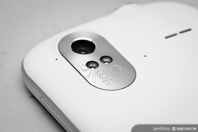 11.機背上方為F2.2 大光圈、8 百萬畫素背照式感光元件相機配備雙 LED 補光燈.jpg.jpg