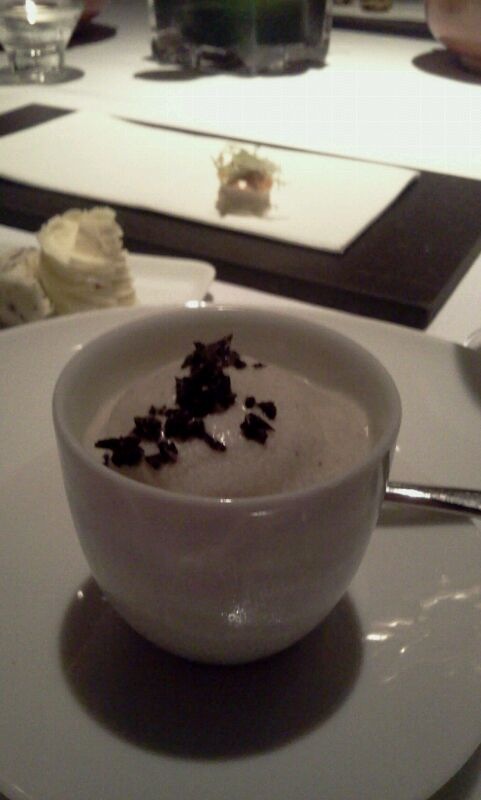 白松露凍湯伴黑松露碎