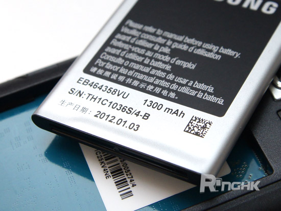 9.拆開背殼後，可見 1300mAh 的鋰電池.jpg