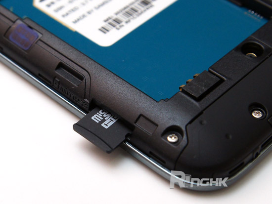 10.MicroSD 卡槽就位於機身右側.jpg