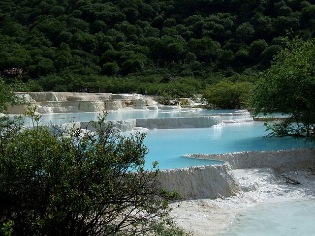 640px-Huanglong-calcific-ponds.jpg