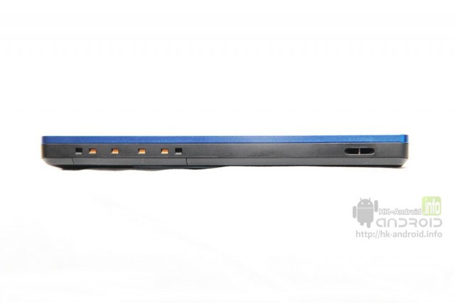 5.手機左側 , 那四個孔是連接充電台座及傳送訊號資料用 , 右邊的是手機掛飾孔.jpg.jpg