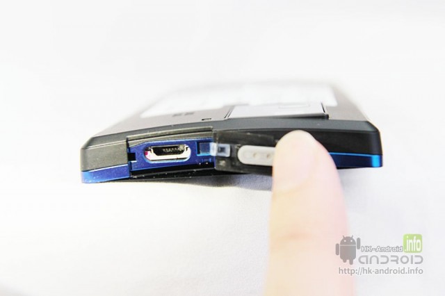 7.機頂打開防水膠蓋之後是一個 microUSB 接口 , 可以用來充電、傳送資料及插耳機免提.jpg