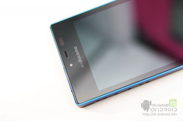 8.正面的頂部是光感元件 , 聽筒 及 30萬像素的前置鏡頭.jpg