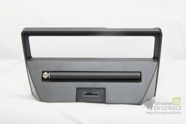 18.機座背收納了一條天線 , 而下方的接口是接駁傳統日機火牛.jpg