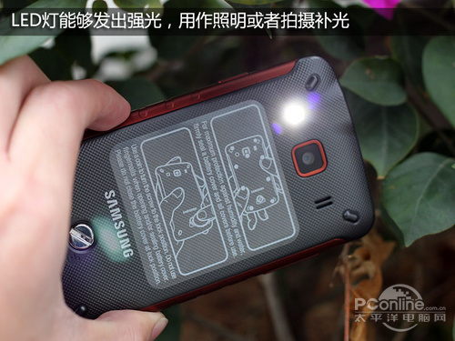 8.在菜單中啟動了電筒功能，就可以在鎖屏的狀態下使用“音量 ”來開啟，使用“音量-”.jpg