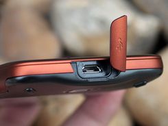 12.底端設有 microUSB 介面，同樣配有保護蓋.jpg