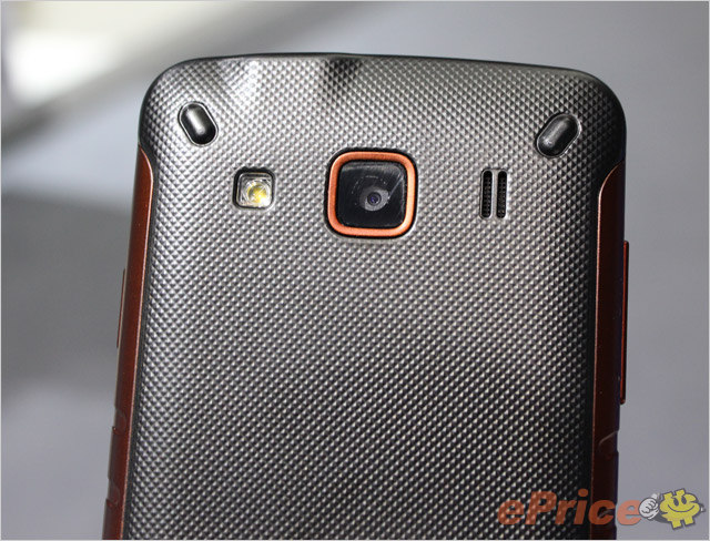 14b.機背搭載 320 萬畫素自動對焦相機，相機左右兩側還分別設有 LED 補光燈和喇叭孔.j.jpg