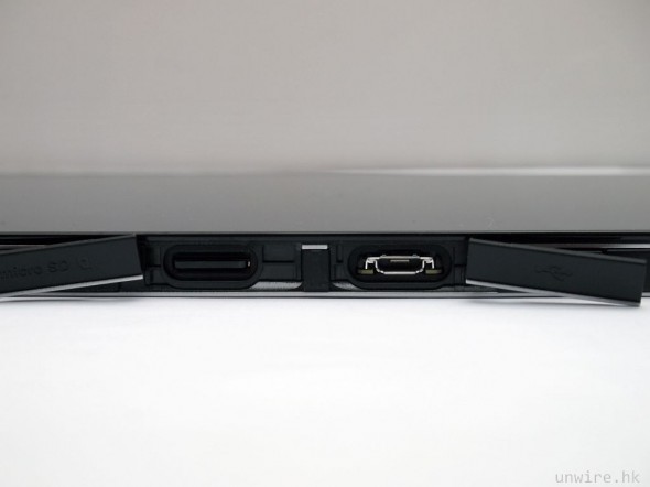 7.機頂中央位置設有 microUSB 端子及 microSD 記憶卡插槽(加有保護蓋).jpg