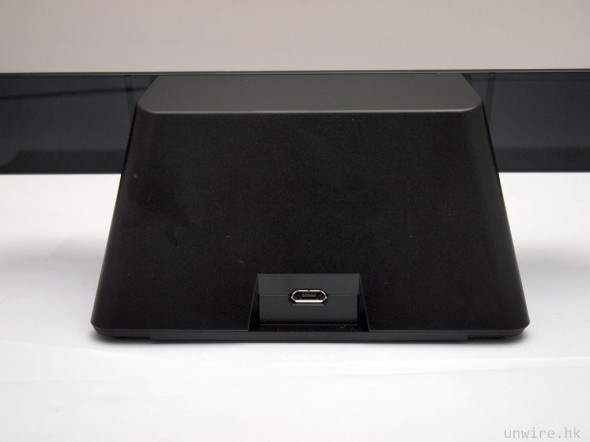 14.機座背部設有 microSD 端子，接駁電腦後可以同時充電及同步資料.jpg.jpg