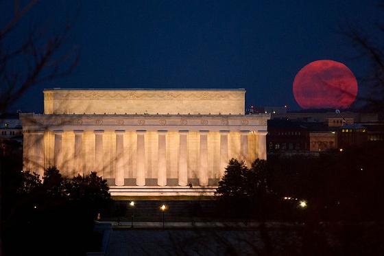 800px-Perigee_Moon_19_March_2011_Lincoln_Memorial.jpg
