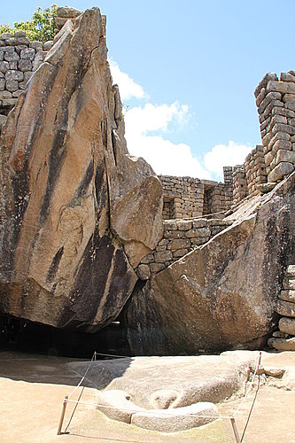 16 馬丘比丘兀鹰廟Temple of the Condor.jpg