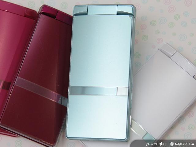 2.機身表面採用珠光霧面烤漆,中央配置 96 x 24pixels 解析度的 0.7 吋外螢幕與七彩 LE.jpg