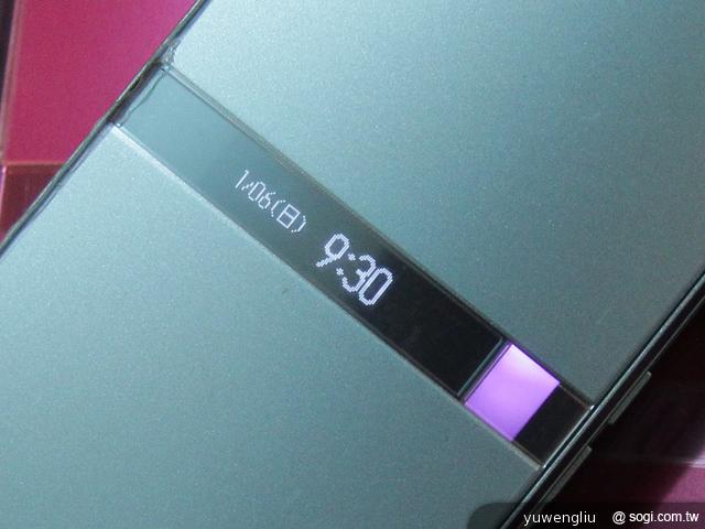 3.可顯示時間與未接來電，右側LED 指示燈可以更換不同的顏色，並會在不同的狀況（如來.jpg