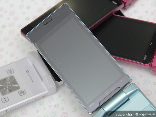 5.螢幕下方設有「選項」、「Home」、「返回」觸碰感應鍵，螢幕右上方設置 43 萬畫素前.jpg