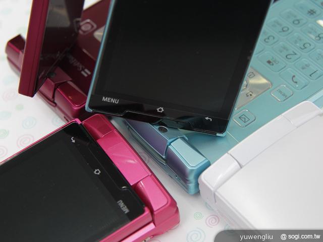 7.採用迴旋二軸設計，螢幕可以順時針進行 180 度翻轉，低、高角度取景拍照與自拍相當.jpg