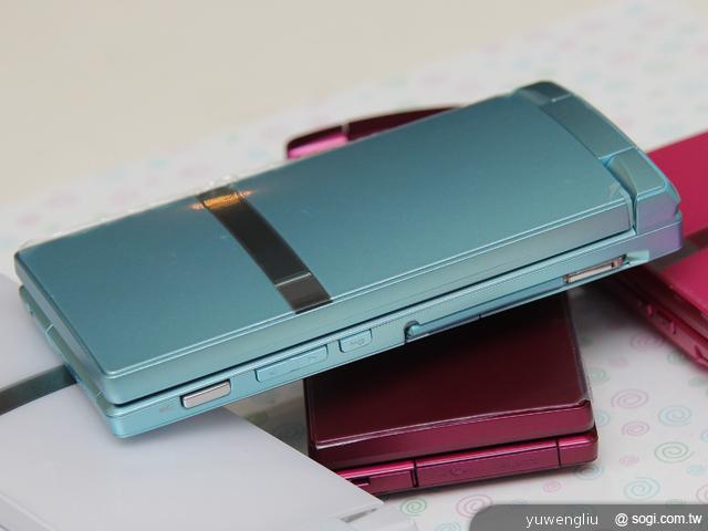 10.右側為 1-Seg 數位電視天線、螢幕鎖定鍵、音量鍵與拍照鍵，長按拍照鍵可開啟 LED .jpg